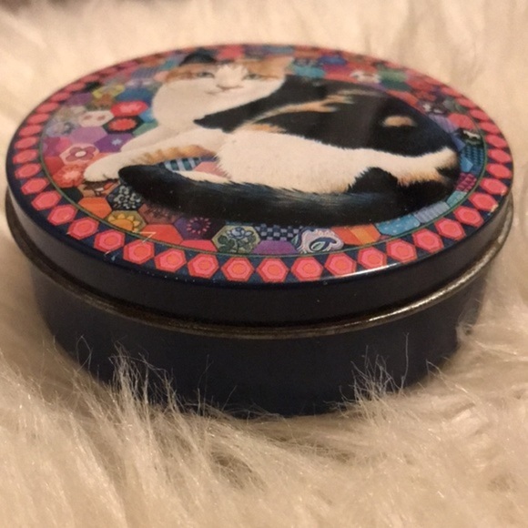 1988 Cat Tin, Becky Hexagons by Lesley Ann Ivory - Picture 2 of 4